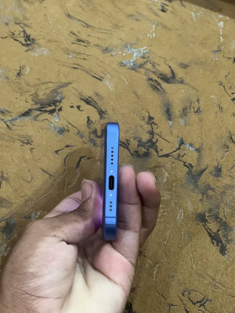 Apple iPhone 16 3