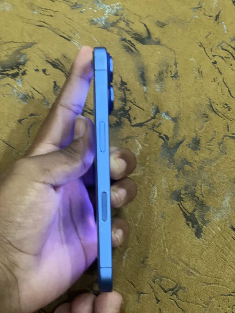 Apple iPhone 16 4