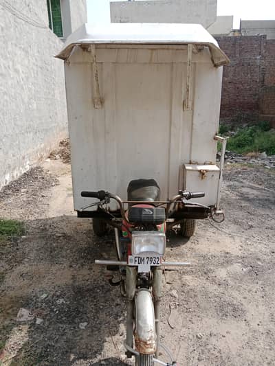 United 100cc Loader Rickshaw – Enclosed White Body – Good Condition