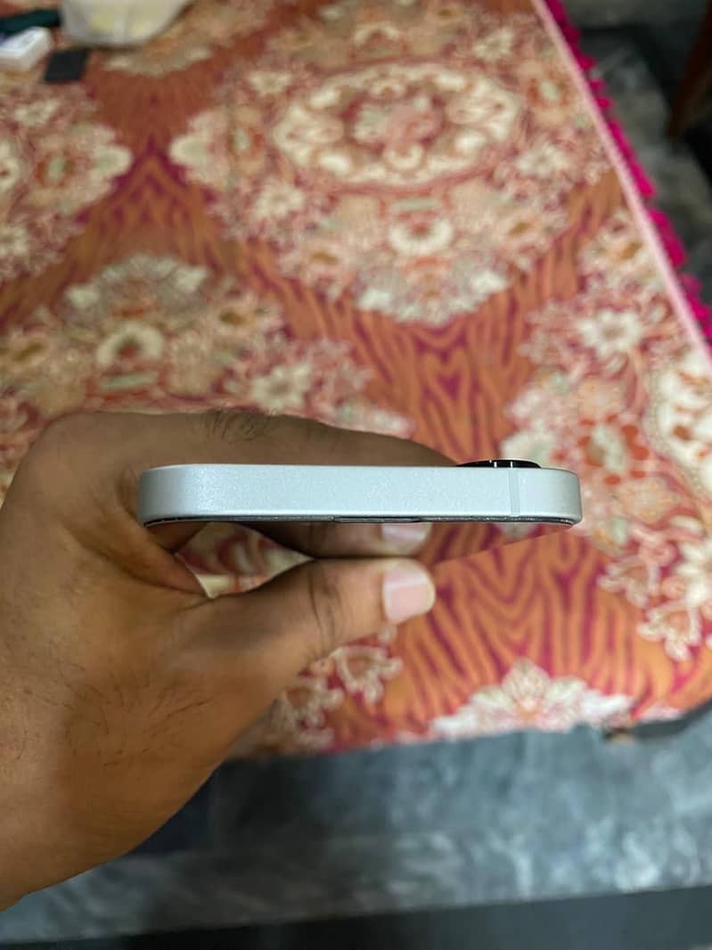 Apple iPhone 16e 0