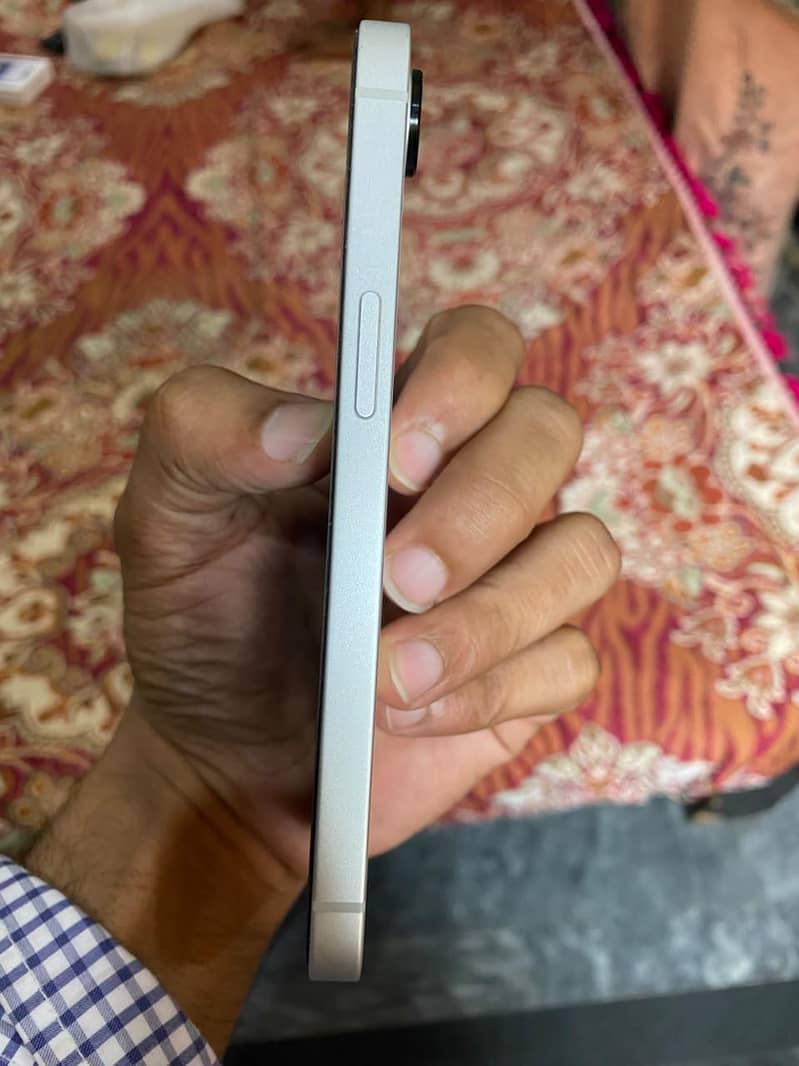 Apple iPhone 16e 2