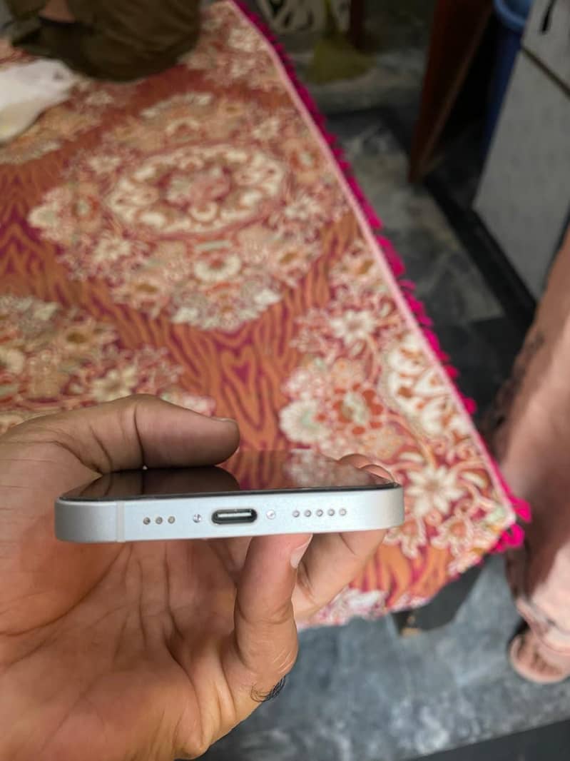 Apple iPhone 16e 3
