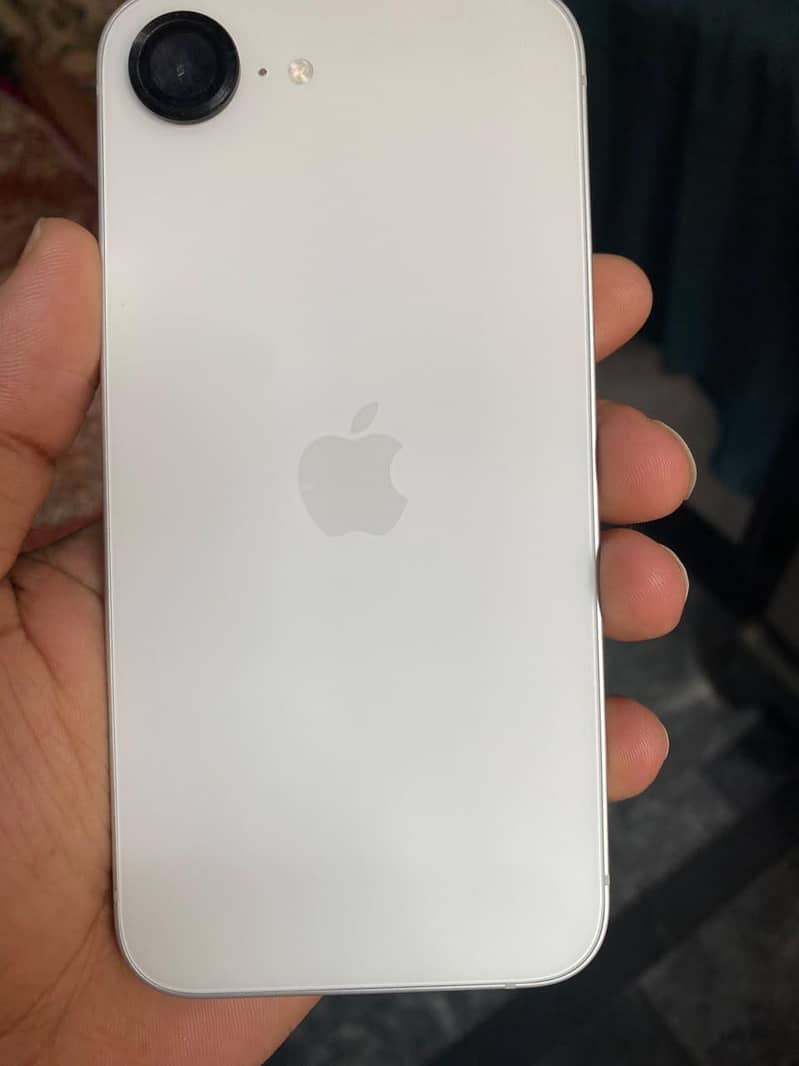 Apple iPhone 16e 4