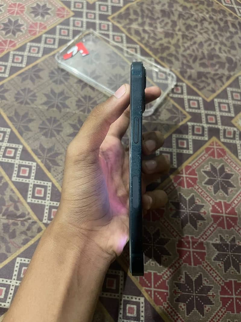 Apple iPhone 13 2