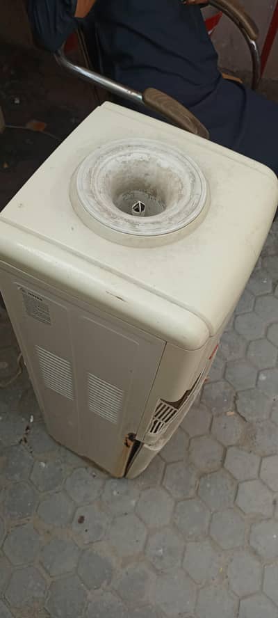 water dispenser, orginl branded. use good condition, 03154365064