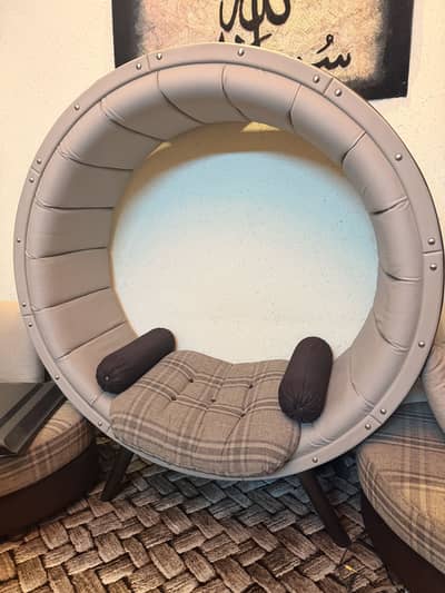 Elegant Round Barrel Chair / Accent Chair – Excellent Condition