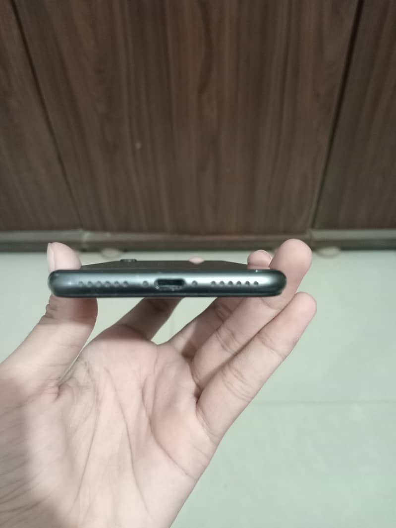 Apple iPhone 8 3