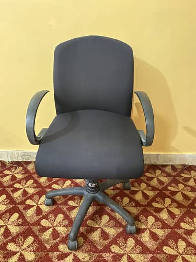 Master Aura black chair
