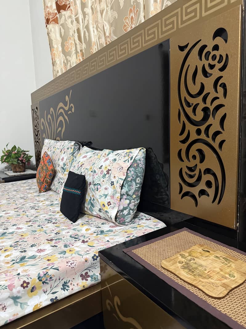 Bed with side tables 3