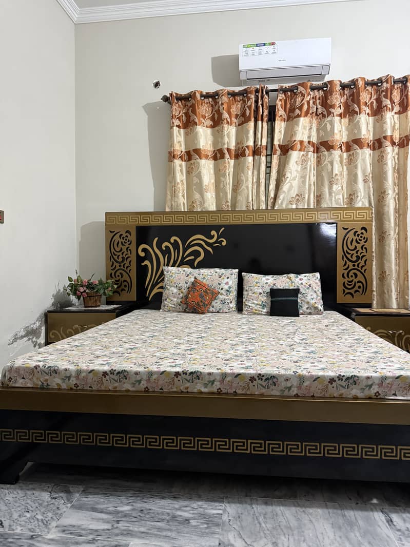 Bed with side tables 7