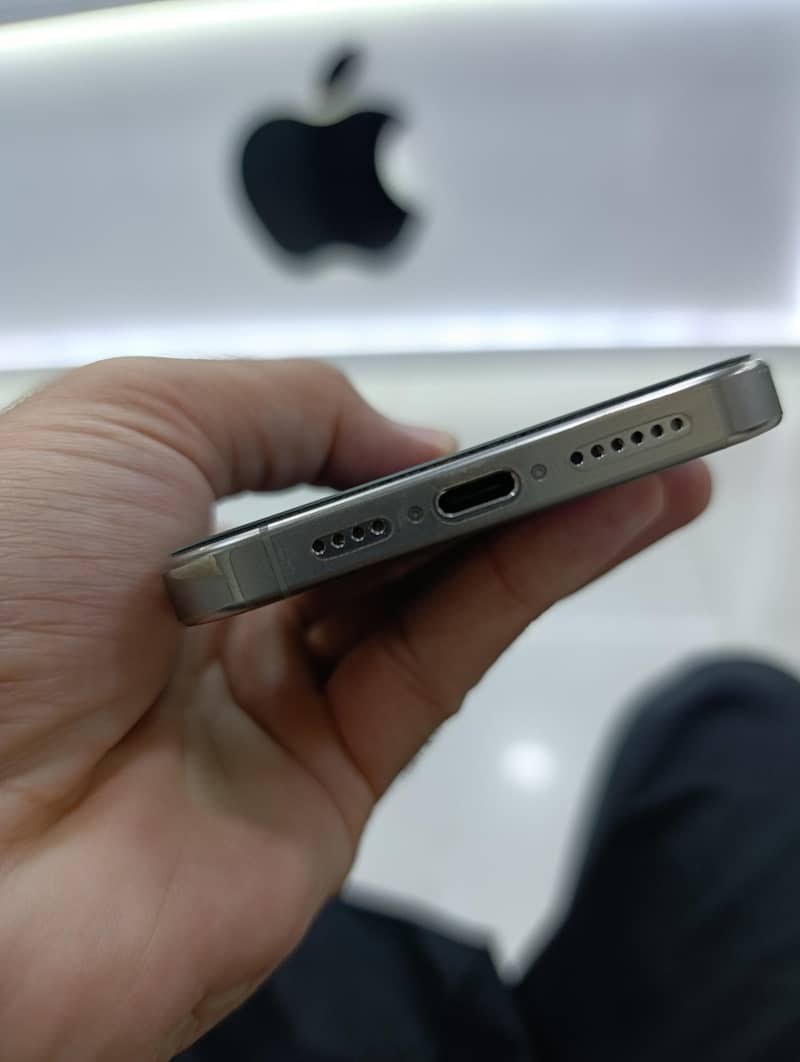 Apple iPhone 15 Pro Max 1