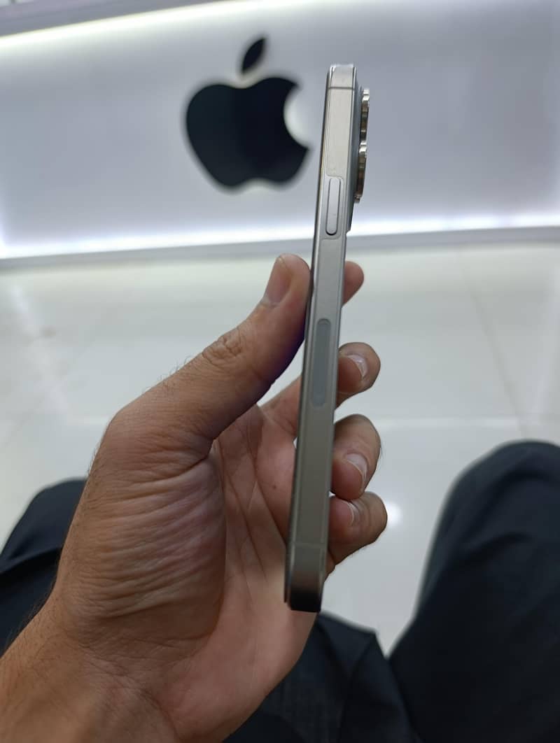 Apple iPhone 15 Pro Max 2