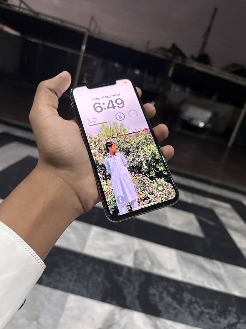 Apple iPhone XS Max 4