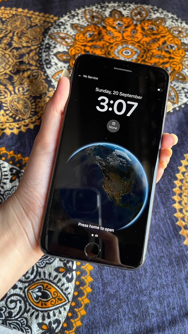 Apple iPhone 8 Plus 1