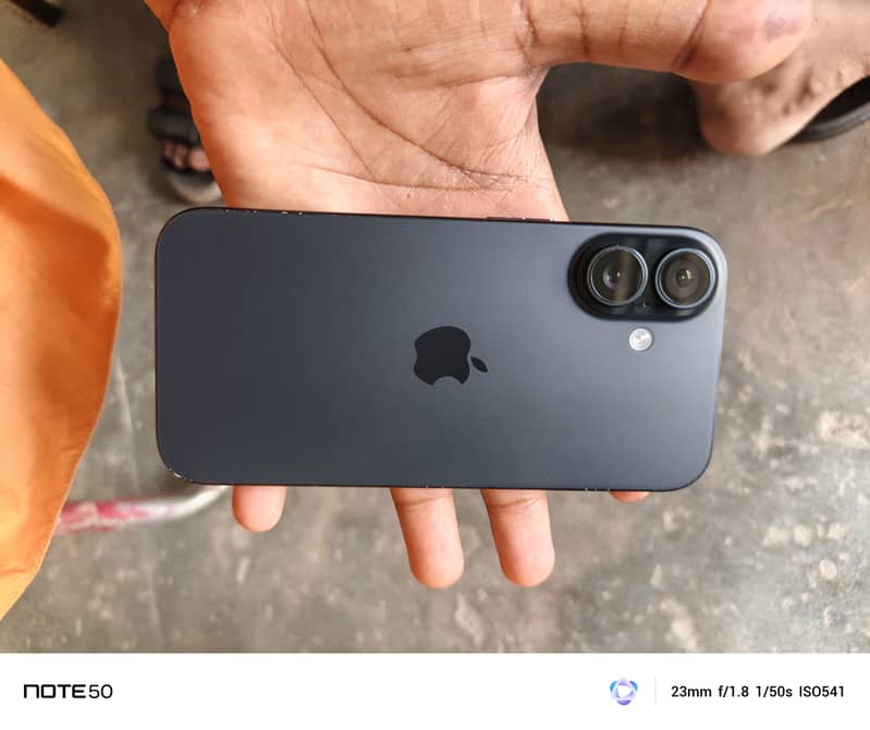 Apple iPhone 16 4