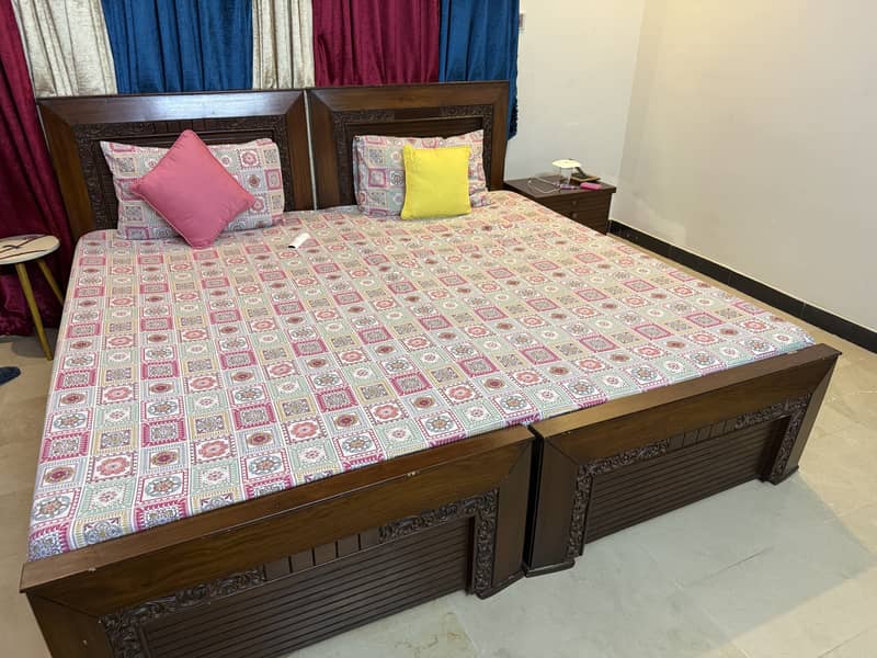 2 single bed with 1 sidetable 0