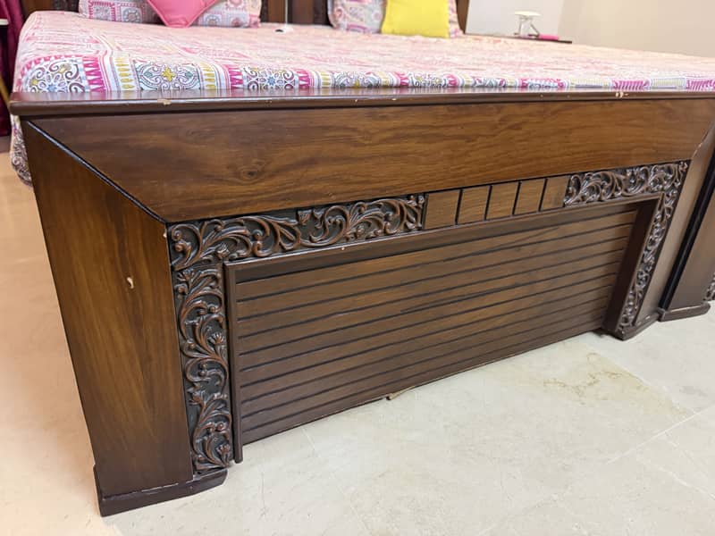 2 single bed with 1 sidetable 1