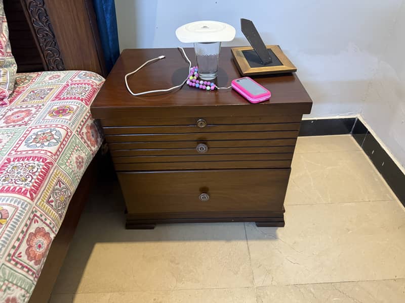 2 single bed with 1 sidetable 2