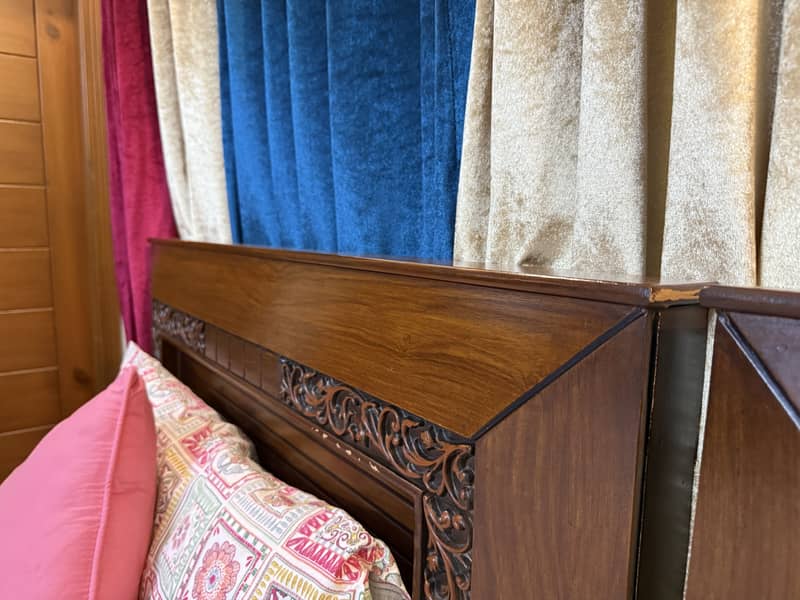 2 single bed with 1 sidetable 3