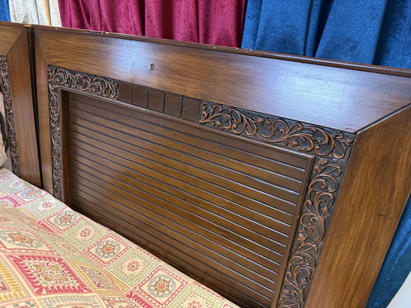 2 single bed with 1 sidetable 4