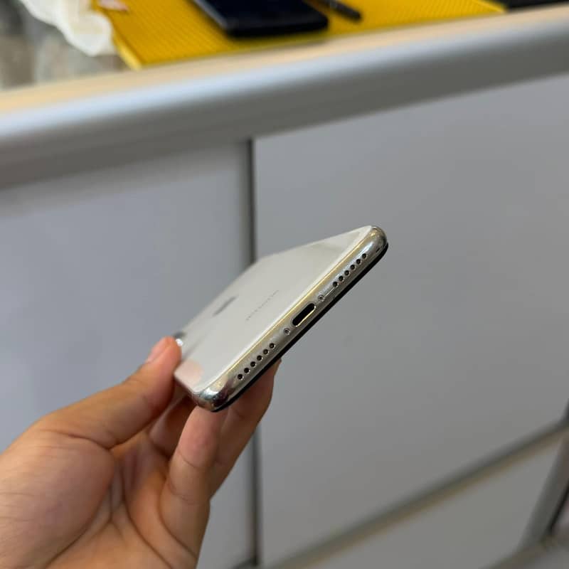 Apple iPhone X. 2