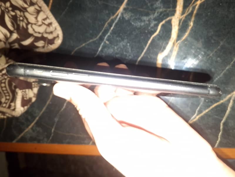 Apple iPhone 11 4