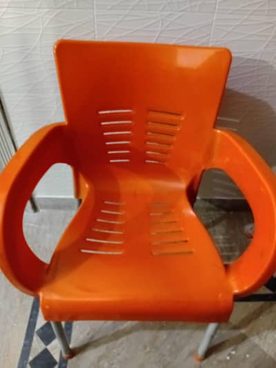 set of 5 Orange Plastic Chairs with Metal Legs – Good condition