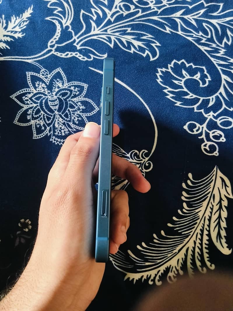 Apple iPhone 13 2