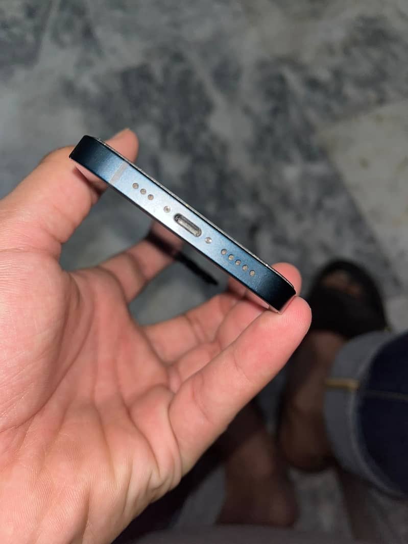 Apple iPhone 13 8