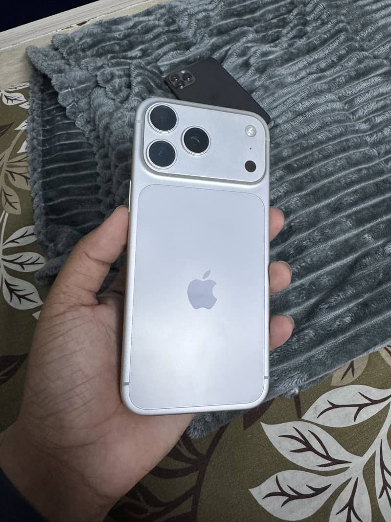 Apple iPhone 17 Pro Max 1