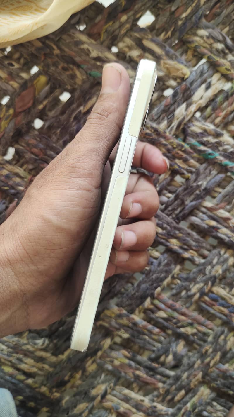 Apple iPhone 13 1
