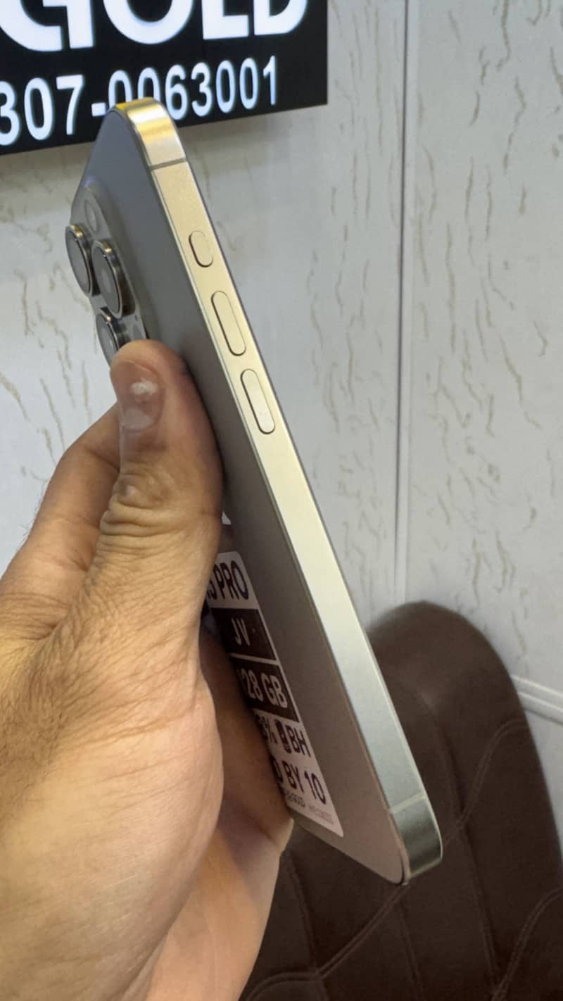 Apple iPhone 15 Pro 3