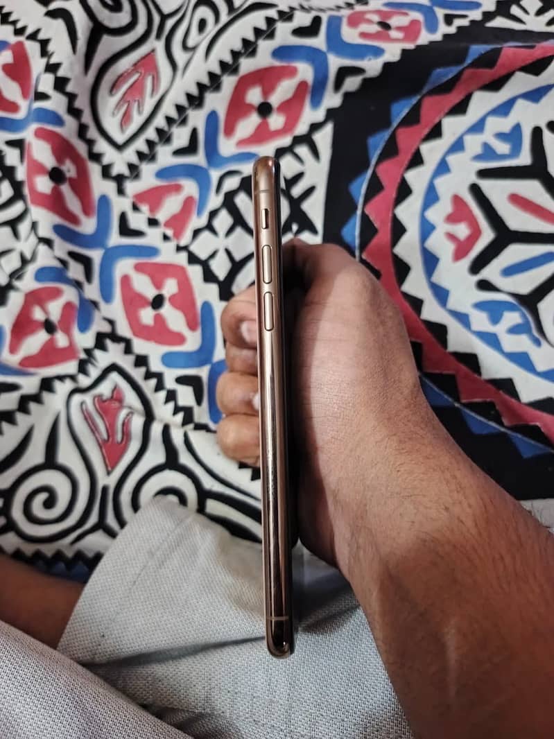 Apple iPhone XS 4