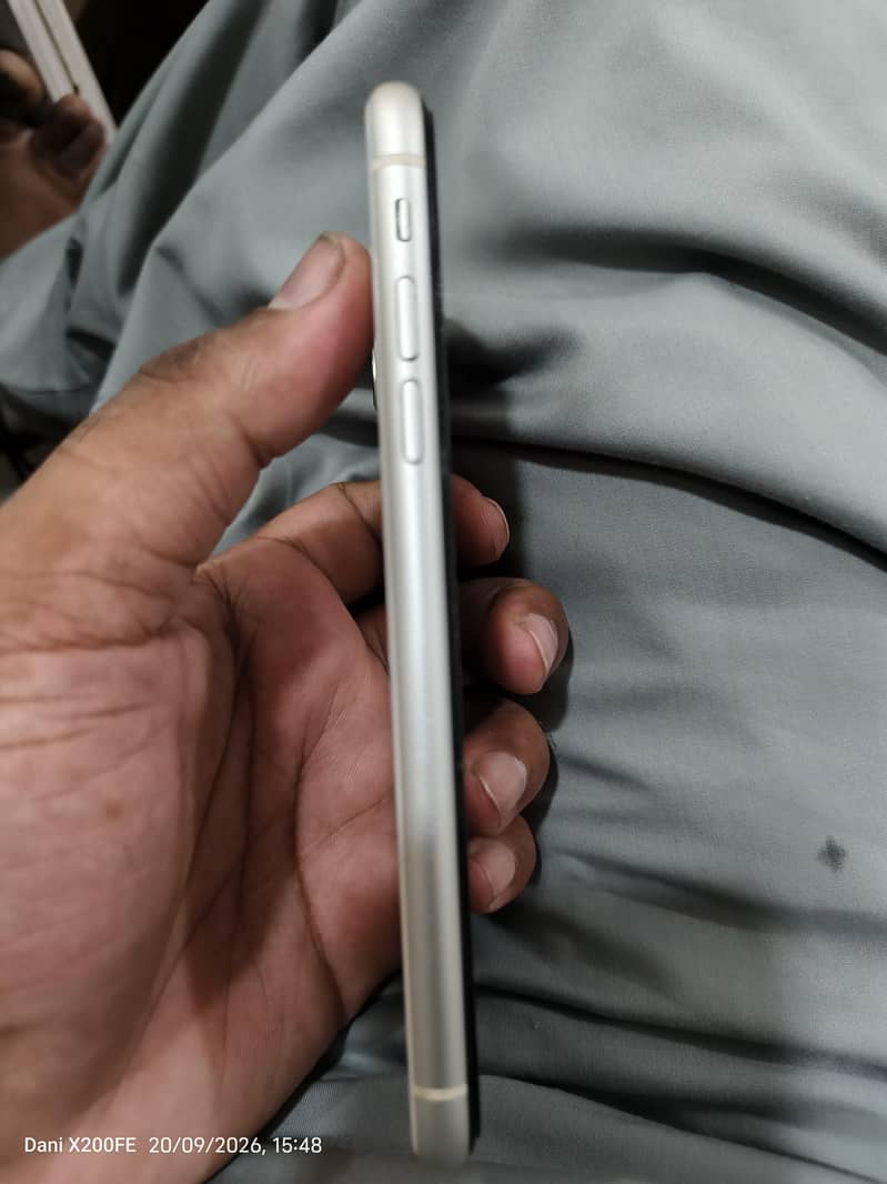 Apple iPhone 11 4