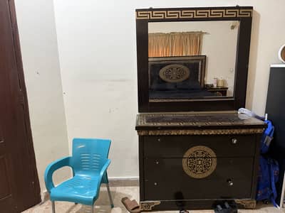 Bed with side table dresesr