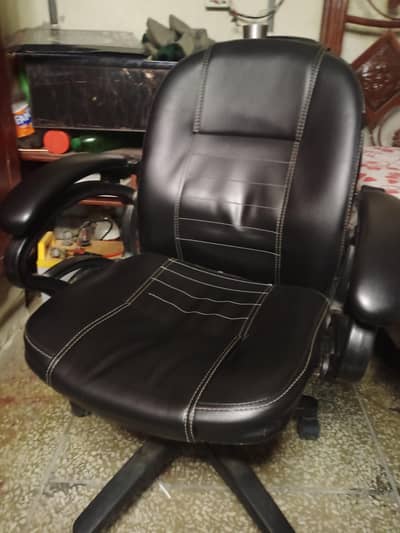 OFFICE REVOLVING CHAIR -LIKE USED AKALGARH RAWALPINDI 4 NUMBER CHAUNGI