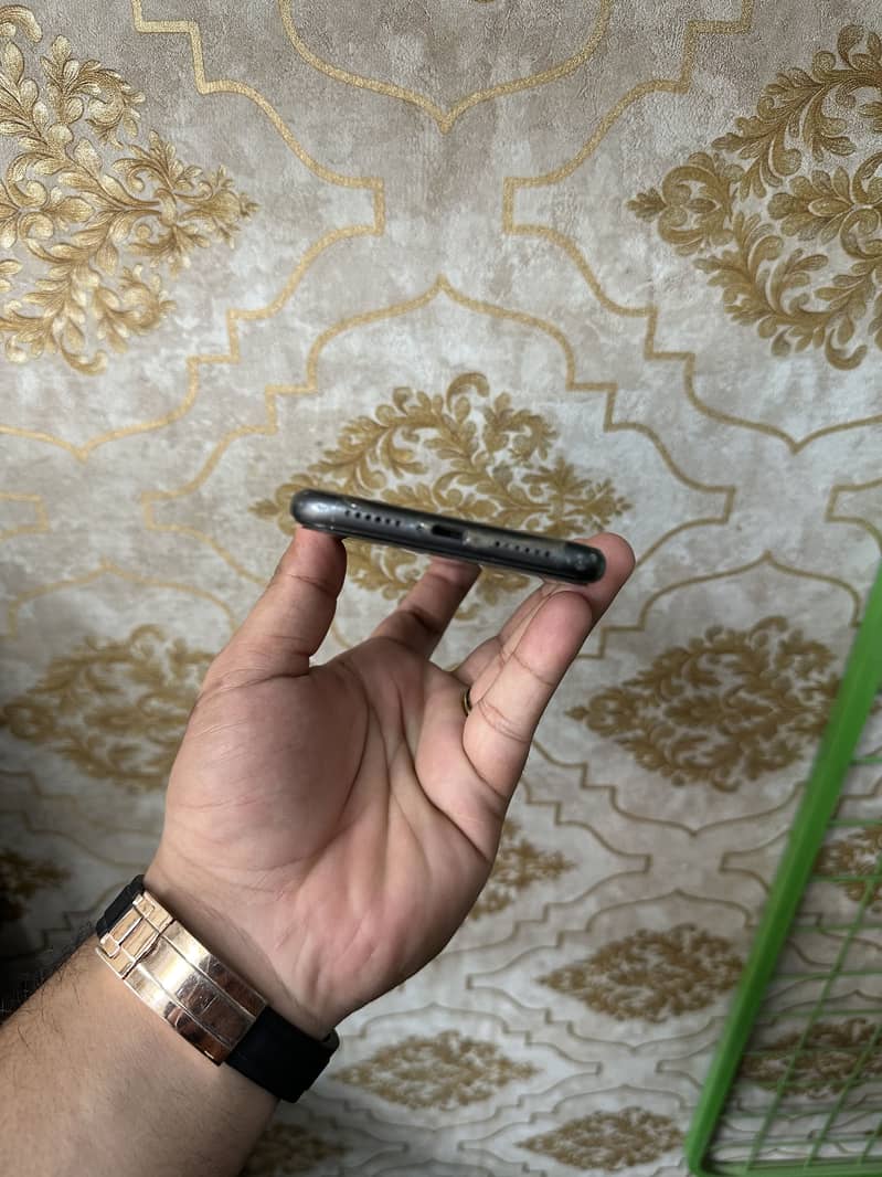 Apple iPhone 11 4