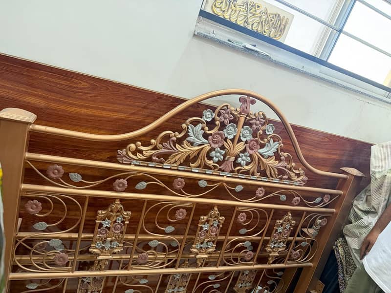 iron bed 0