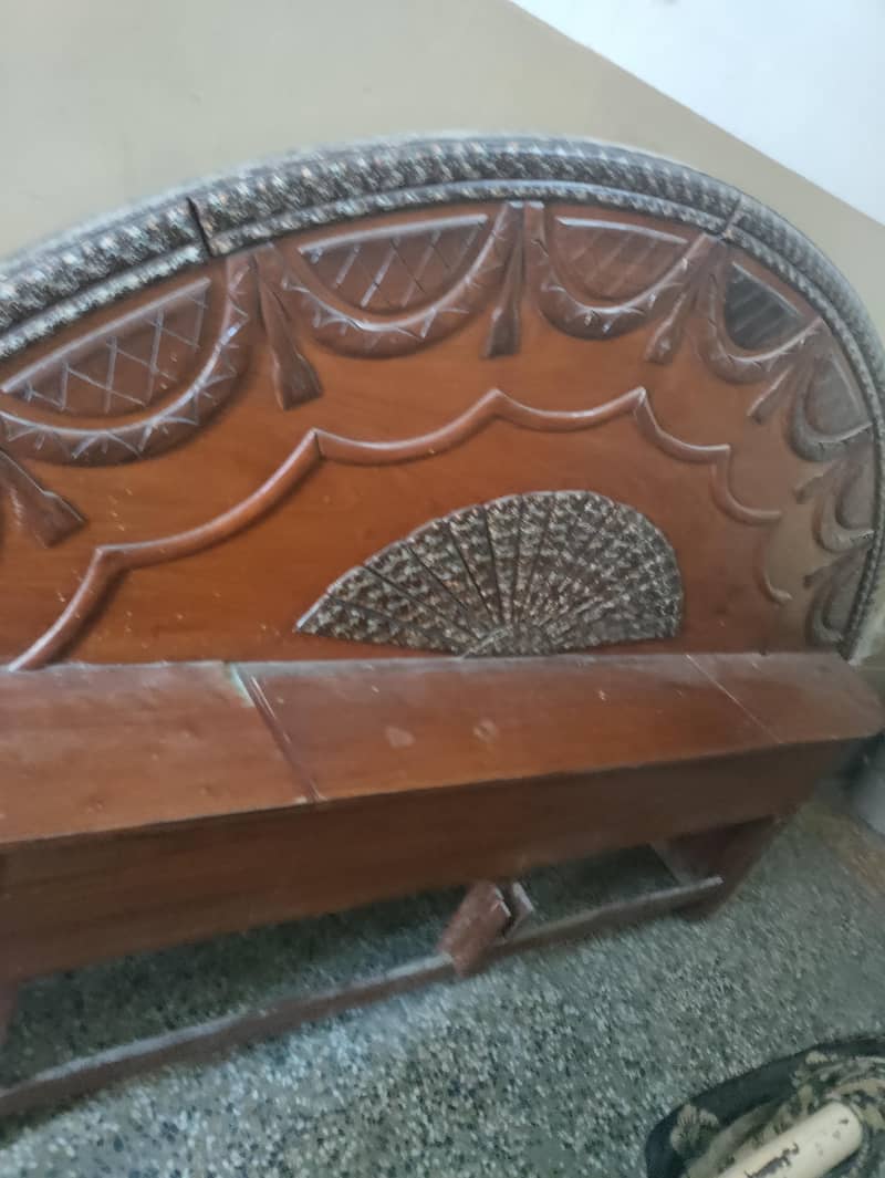 solid wooden bed 0
