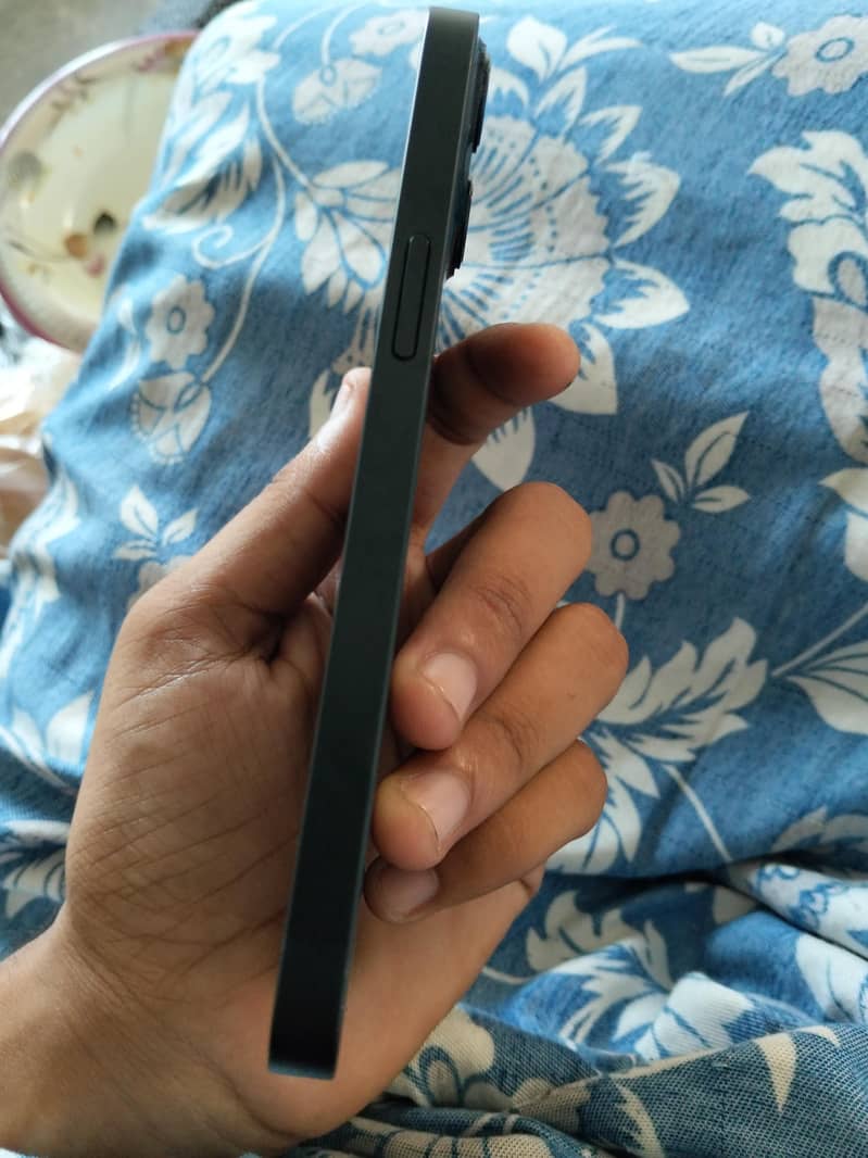 Apple iPhone 13 2