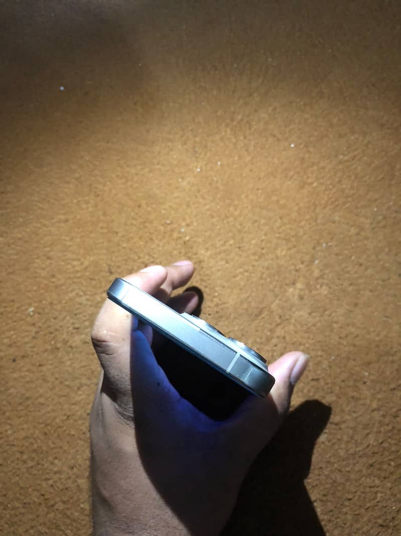 Apple iPhone 15 Pro 2