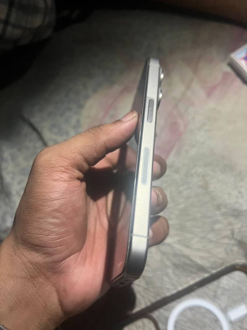 Apple iPhone 15 Pro 3