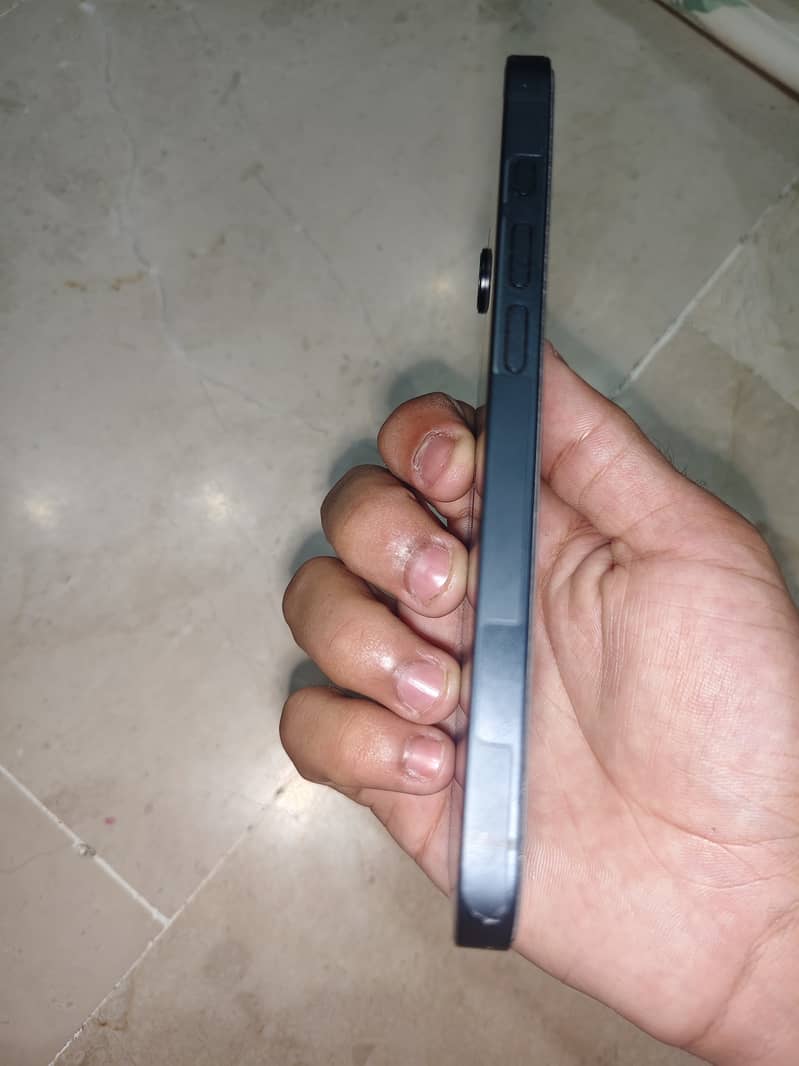 Apple iPhone 16e 0