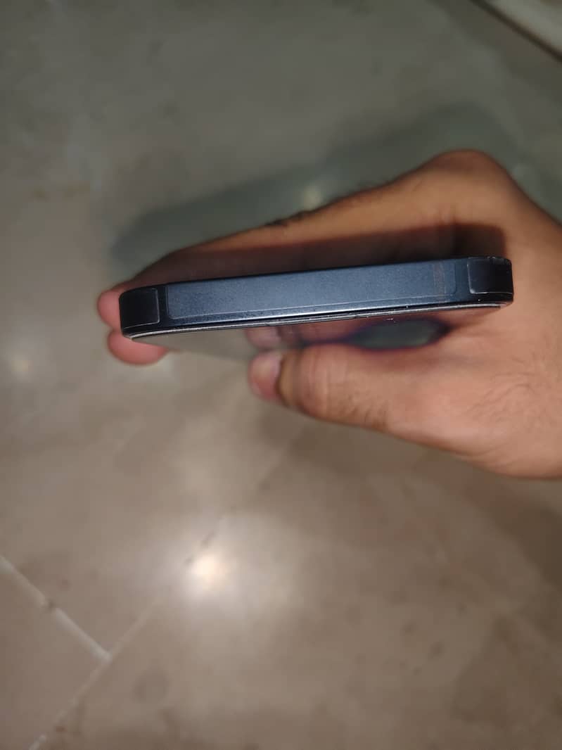 Apple iPhone 16e 1