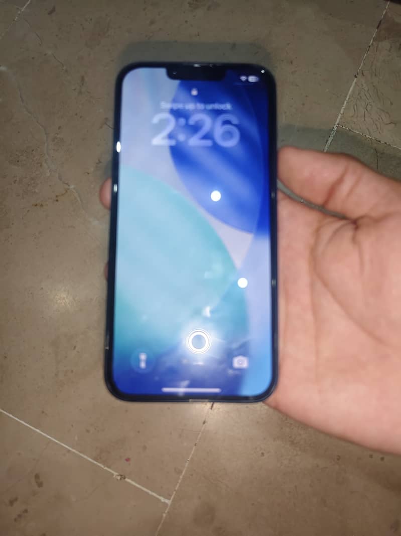Apple iPhone 16e 3