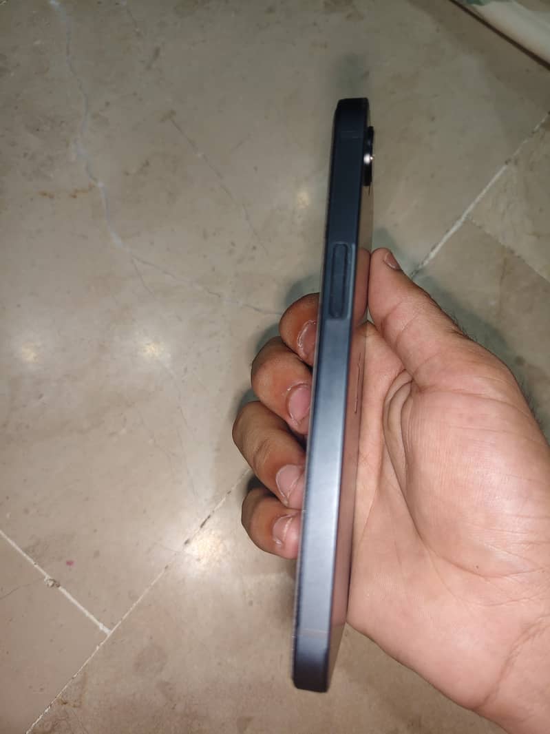 Apple iPhone 16e 4