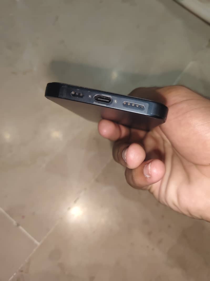 Apple iPhone 16e 5