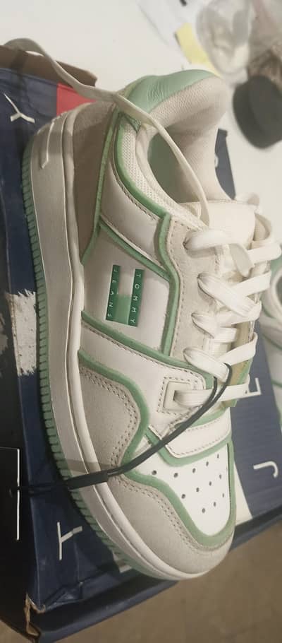 new pair of tommy jeans sneakers for sale