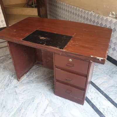 Sturdy & Spacious Table – Perfect for Gaming & Office Work
