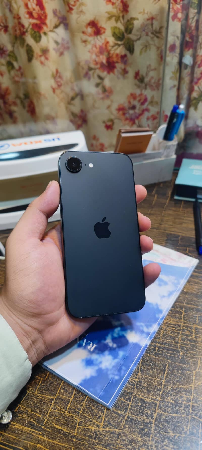 Apple iPhone 16e 1